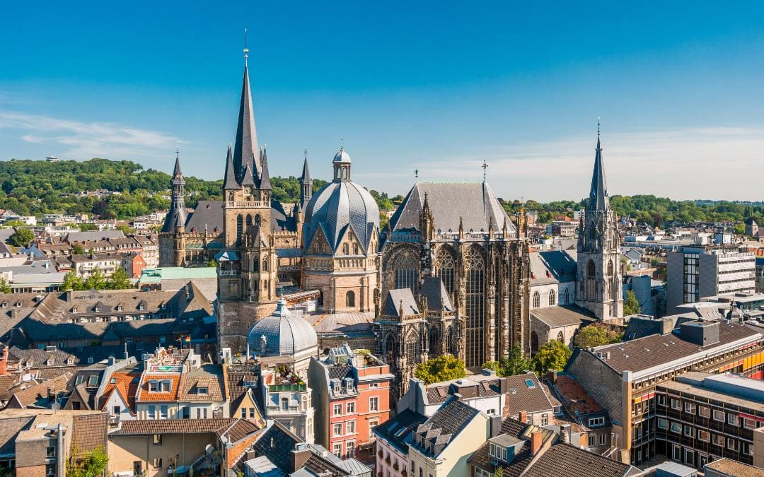 UNESCO-Welterbe Aachener Dom, Aachen, Nordrhein-Westfalen – der mächtige Kaiserdom überragt die Aachener Innenstadt.