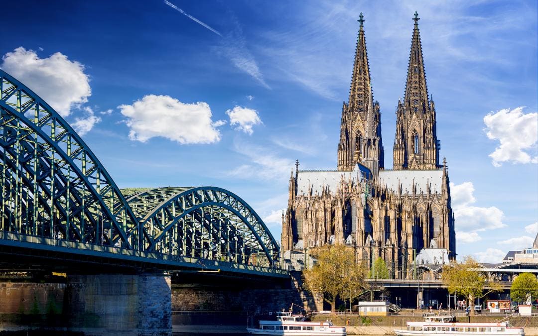 Kölner Dom, Köln, Nordrhein-Westfalen – Blick vom Aussichtspunkt an der Hohenzollernbrücke an einem sonnigen Tag
