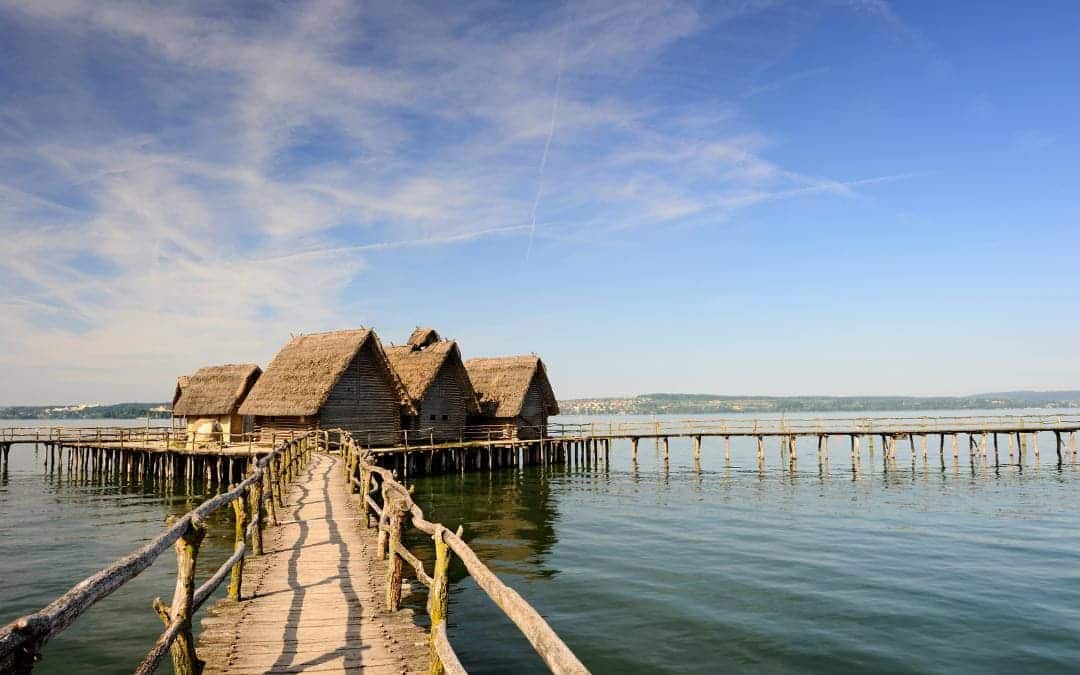 Unteruhldingen am Bodensee: ein Teil der rekonstruierten prähistorischen Pfahlbauten im Bodensee mit Brücken für die Besucher.