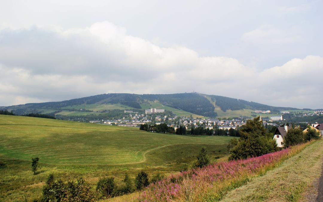 Montanregion Erzgebirge, Sachsen – Gewitterwolken über dem Fichtelberg und dem Städtchen Oberwiesenthal