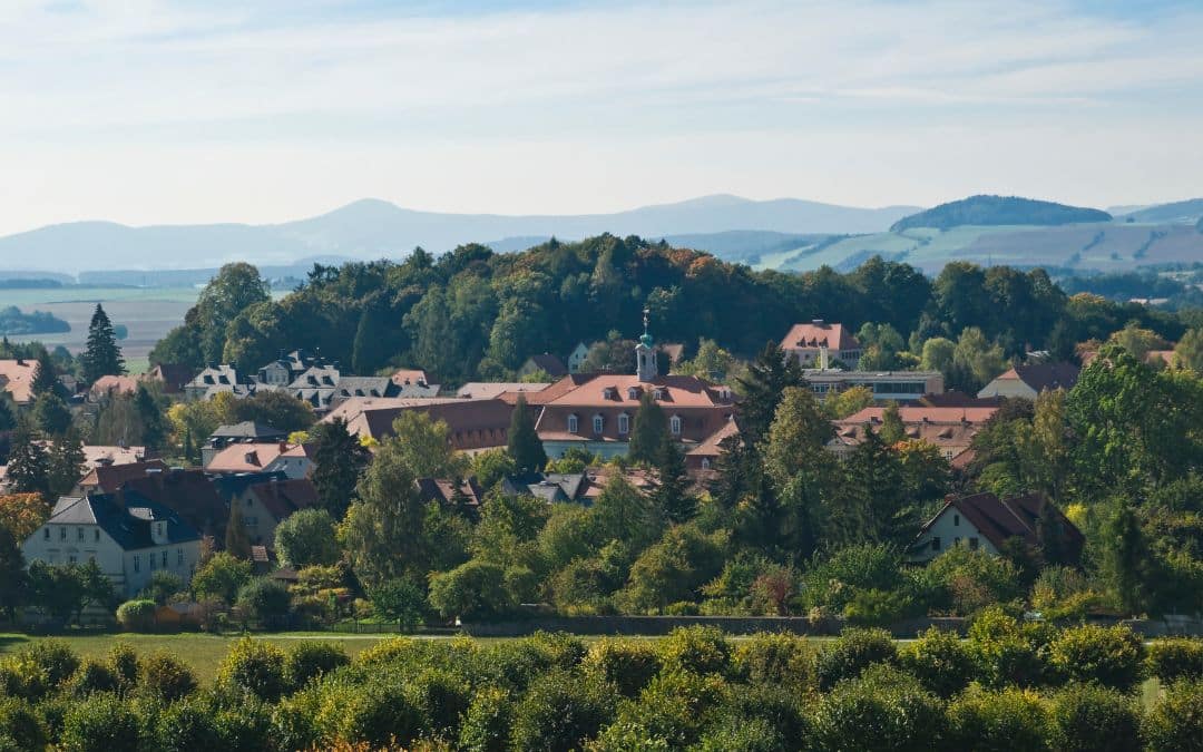 UNESCO-Welterbe Herrnhut in Sachsen – Stadtansicht mit hügeliger Landschaft der Oberlausitz im Hintergrund