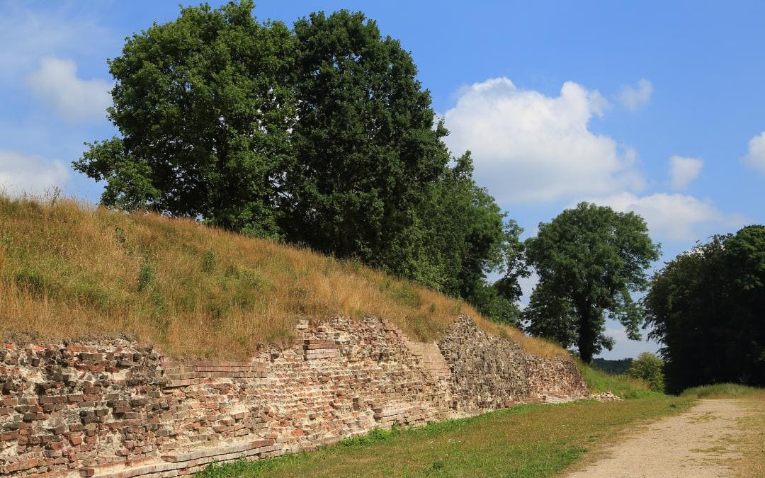 Danewerk, Schleswig-Holstein – Mauerreste der Befestigung, Wall oben mit Gras bewachsen - angiestravelroutes.com