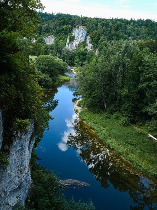 Fürstlicher Park Inzigkofen, Ausblick von der Teufelsbrücke auf die Donau, den Inzigkofer Park und die mächtigen Felsen im Donautal - angiestravelroutes.com