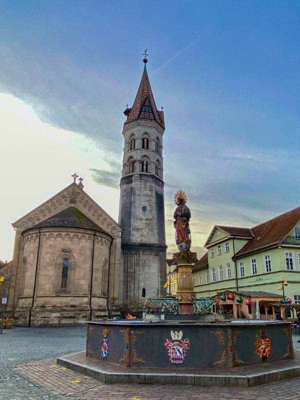 10-schwaebisch-gmuend-johanniskirche-marienbrunnen St. John's Church in Schwäbisch Gmünd, in front of the Marienbrunnen fountain