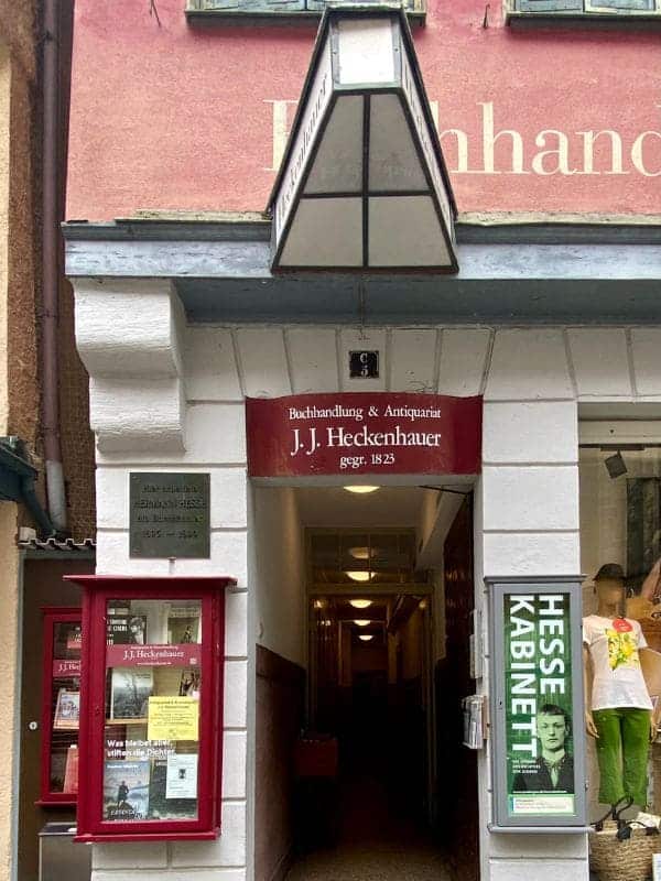 Tübingen Holzmarkt Antiquariat Heckenhauer - Entrance to the bookshop, to the right of it showcase "Hesse Kabinett", to the left of it two showcases of the "Antiquariat & Kunsthandlung J.J. Heckenhauer" - angiestravelroutes.com