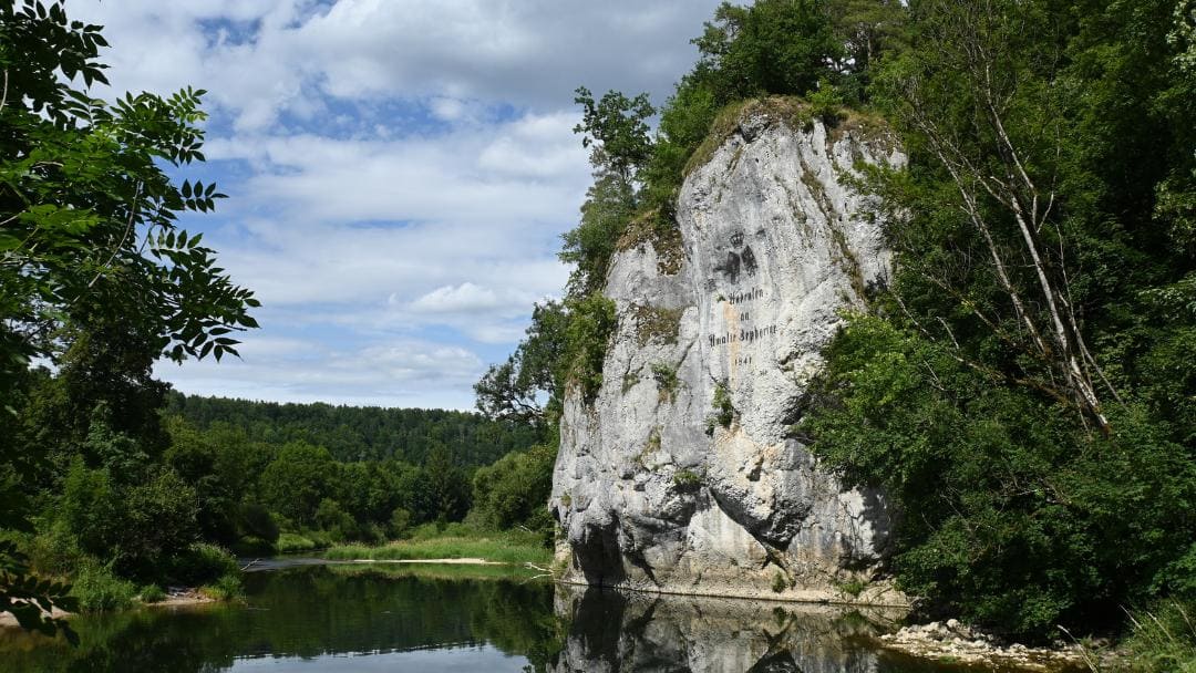 Fürstlicher Park Inzigkofen, Amalienfelsen - Inschrift am Felsen aus eisernen Lettern: "Andenken an Amalie Zaphyrine 1841", im Vordergrund die Donau - angiestravelroutes.com