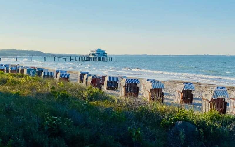 Timmendorfer Strand - Strandkörbe und Seeschlösschenbrücke - angiestravelroutes.com