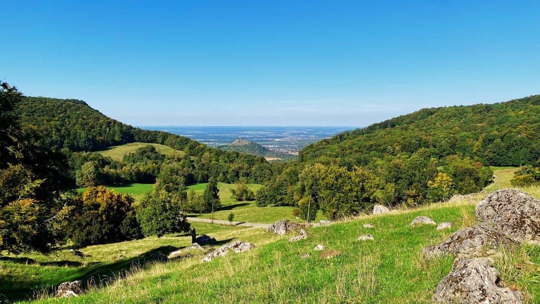 Randecker Maar bei Ochsenwang, Schwäbische Alb, Baden-Württemberg - die mit Wäldern und Wiesen bewachsene Kratersenke, dazwischen immer wieder die albtypischen Karstfelsen angiestravelroutes.com