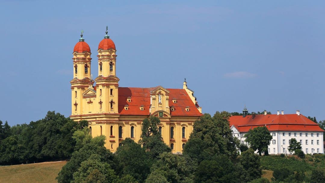 Wallfahrtskirche Schönenberg bei Ellwangen an der Jagst, Schwäbische Alb, Baden-Württemberg - Blick auf die Kirche mit ihrer gelben Fassade, dahinter das weißgetünchte Schloss