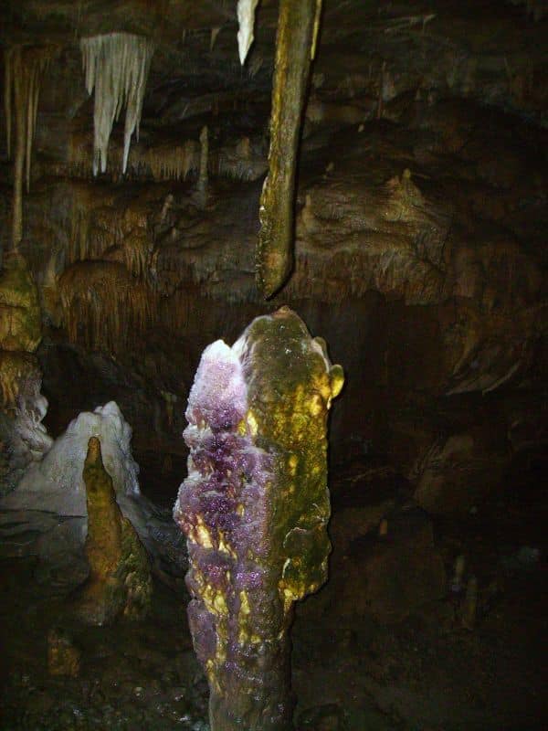 Bärenhöhle bei Sonnenbühl, Schwäbische Alb - golden, weiß und lila schimmernde Stalaktiten und Stalagmiten 