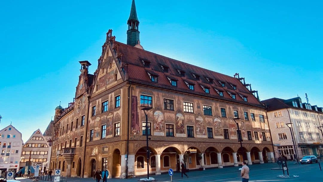 Ulmer Rathaus, Ulm, Baden-Württemberg - Renaissance-Gebäude mit üppiger Fassadenmalerei und astronomischer Uhr an der Stirnseite - angiestravelroutes.com