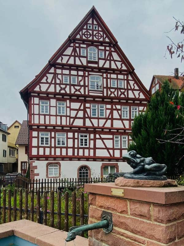 Altensteig, Altes Bürgerspital, im Vordergrund der Froschbrunnen - angiestravelroutes.com