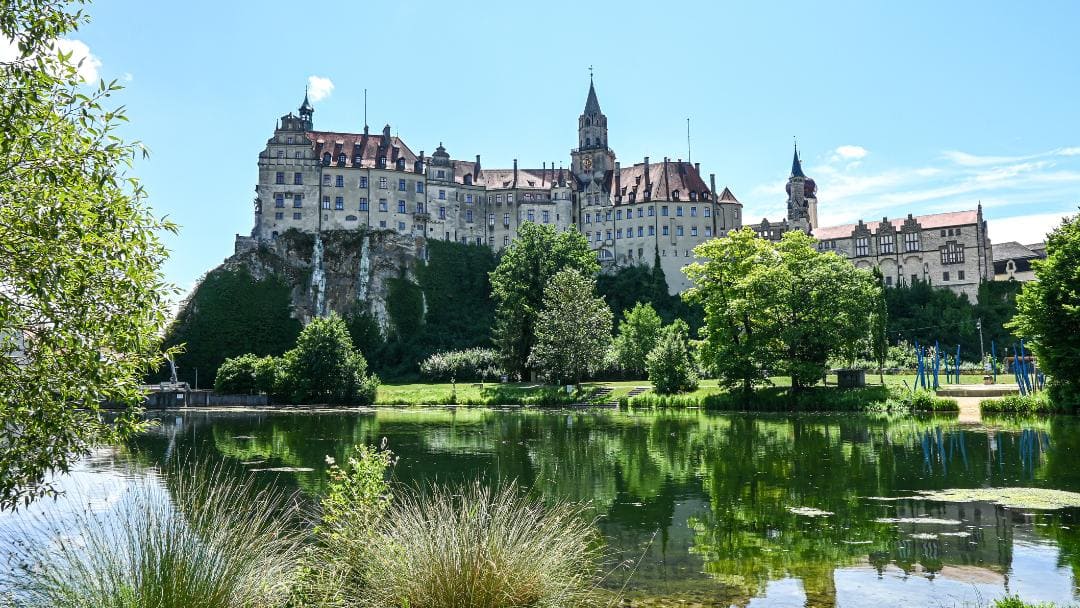Hohenzollernschloss Sigmaringen - Blick von der Donaubühne aufs Schloss, im Vordergrund die Donau - angiestravelroutes.com