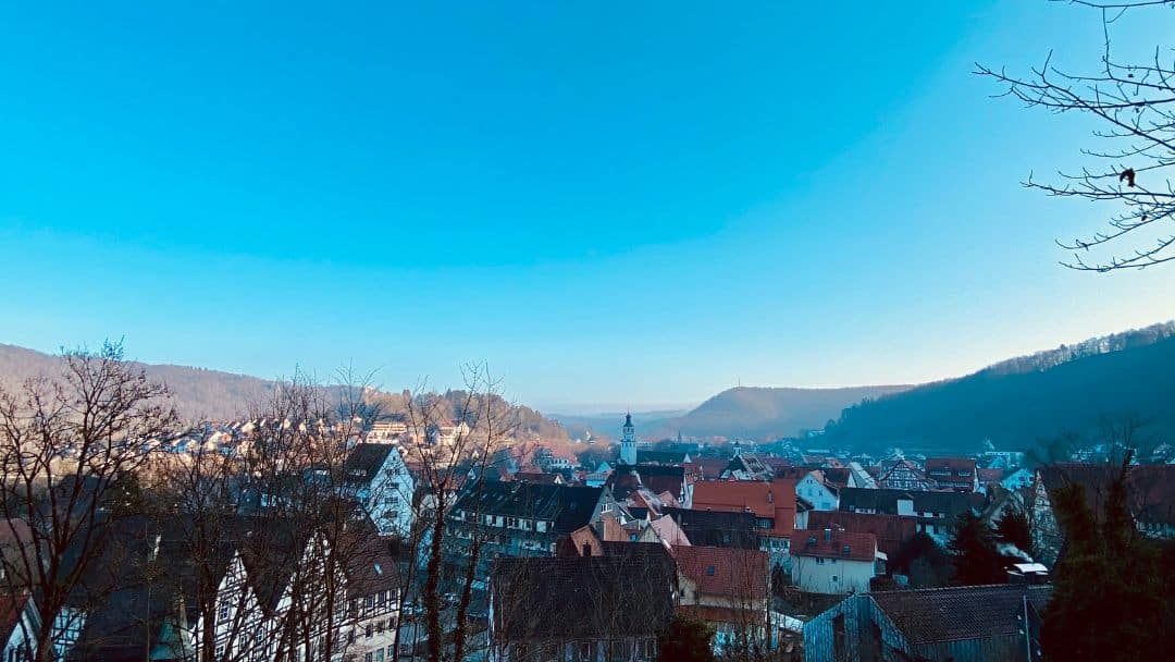 Blaubeuren, Schwäbische Alb, Baden-Württemberg - Blick von einem Aussichtspunkt oberhalb des Ortes, im Hintergrund die Berge der Schwäbischen Alb - angiestravelroutes.com