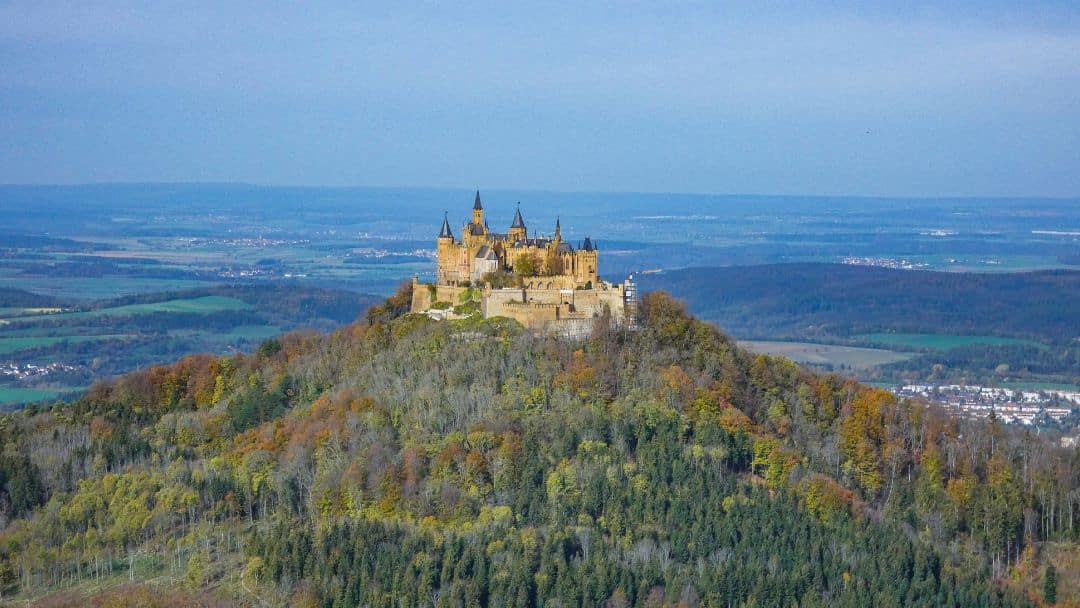 Burg Hohenzollern, Bisingen, Schwäbische Alb, Baden-Württemberg - Blick auf die Burg vom Zeller Horn im Herbst - angiestravelroutes.com