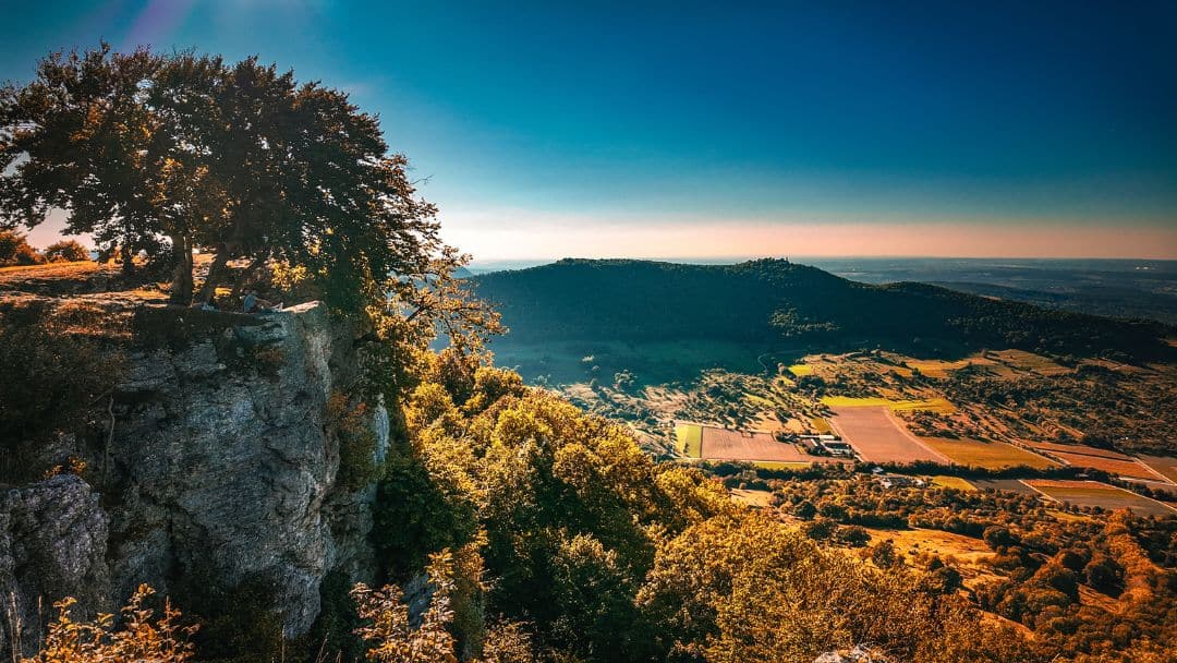 Aussichtsfelsen Breitenstein bei Ochsenwang, Schwäbische Alb, Baden-Württemberg - Panoramablick übers Albvorland und zur Burg Teck, mit einem Teil des Breitensteins links im Vordergrund - angiestravelroutes.com
