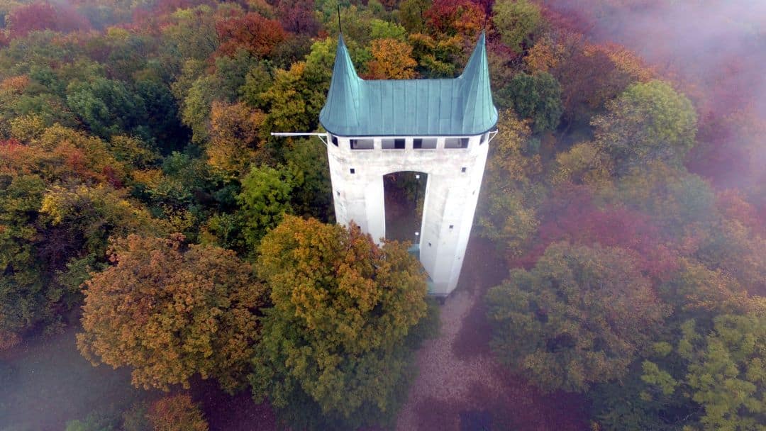 Schönbergturm "Onderhos" bei Pfullingen - Luftaufnahme im Herbst, mit Nebelschwaden zwischen den bunt gefärbten Laubbäumen