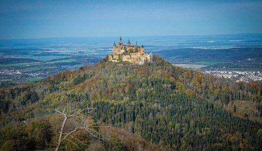 Schwäbische Alb, Burg Hohenzollern - Blick vom Aussichtspunkt Zeller Horn auf die Burg - angiestravelroutes.com