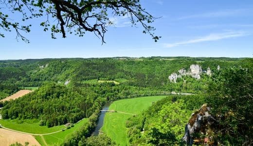 Schwäbisches Donautal bei Beuron, Baden-Württemberg - Blick ins Donautal bei Beuron, im Vordergrund die Donau mit markantem Felsen rechts im Bild