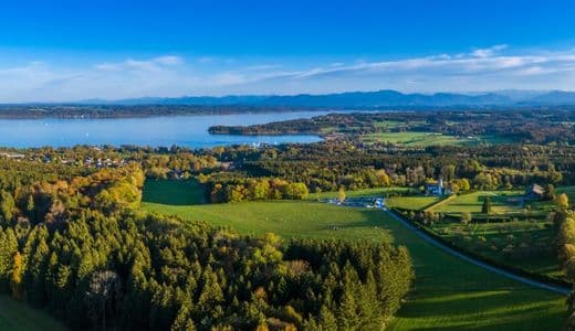 Fünfseenland, Starnberger See, Bayern - Blick von der Ilkahöhe auf den Starnberger See und die umgebende grüne Landschaft