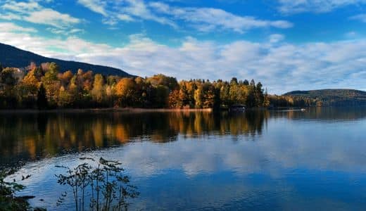 Tegernseer Tal, Tegernsee, Bayern - Blick auf den ruhigen See in herbstlich gefärbter Landschaft