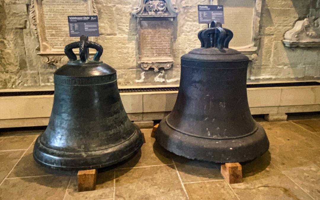 Herrenberg Stiftskirche - zwei alte Glocken im Vorraum der Kirche - angiestravelroutes.com