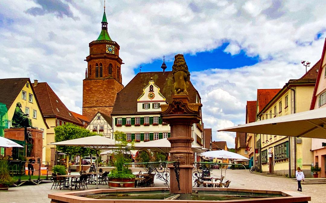 Weil der Stadt - market square - in the foreground the lower market fountain, on the left in the picture the Kepler monument, in the background the tower of the town church of St. Peter and Paul and the town hall - angiestravelroutes.com