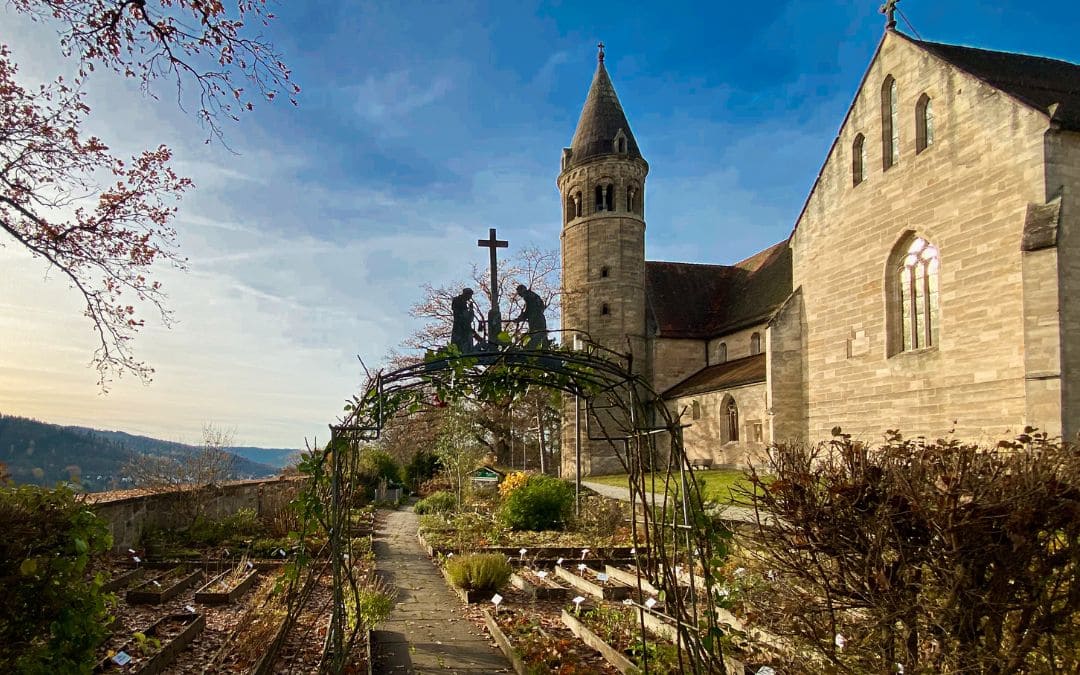 8-kloster-lorch-kraeutergarten Herb garden at Lorch Monastery with beds and signage