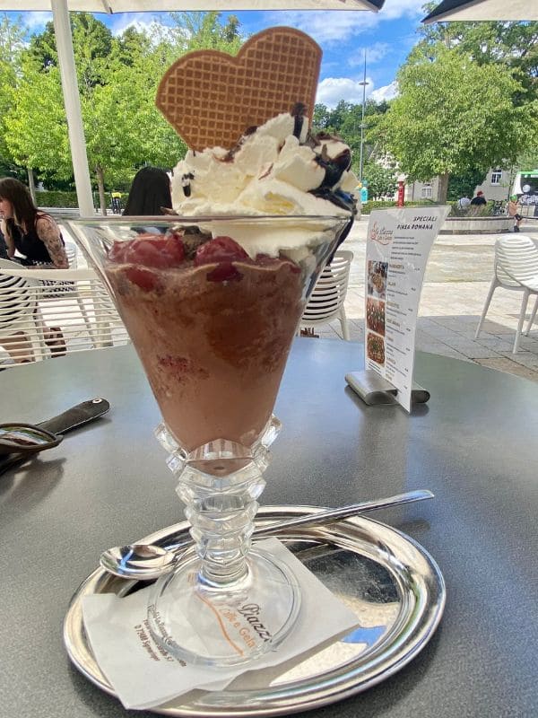 Sigmaringen, Eiscafé La Piazza am Marstall - Schwarzwaldbecher - angiestravelroutes.com