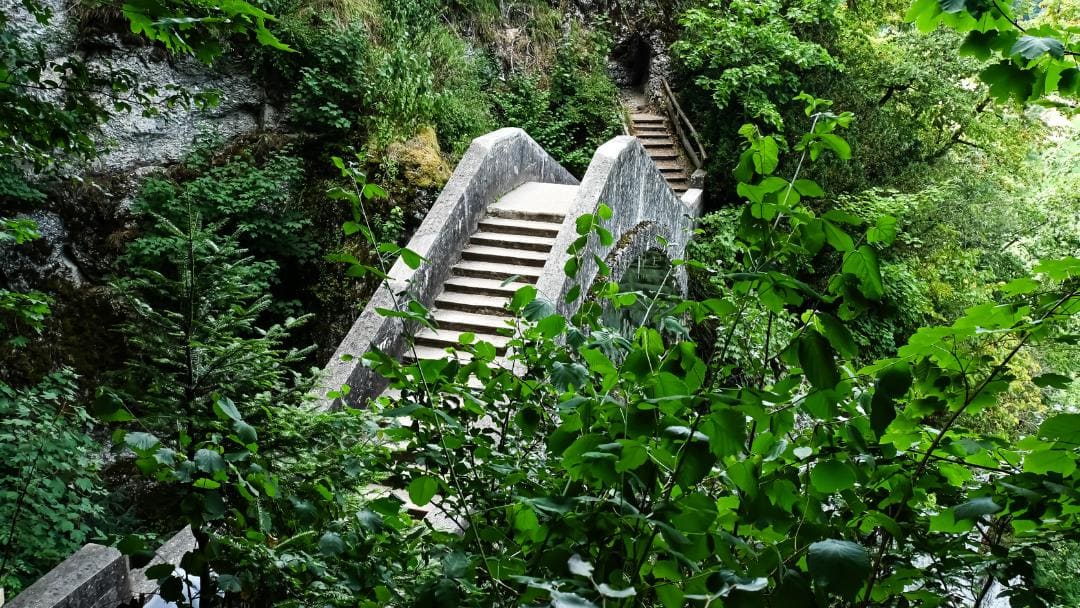 Fürstlicher Park Inzigkofen - Teufelsbrücke - geschwungene Betonbrücke mit auf- und absteigenden Treppen -angiestravelroutes.com