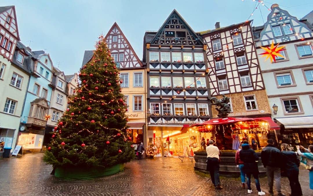 Marktplatz Cochem mit Weihnachtsbaum und Martinsbrunnen. Der Brunnen ist mit Märchenfiguren (Schneewittchen und die sieben Zwerge) geschmückt - angiestravelroutes.com
