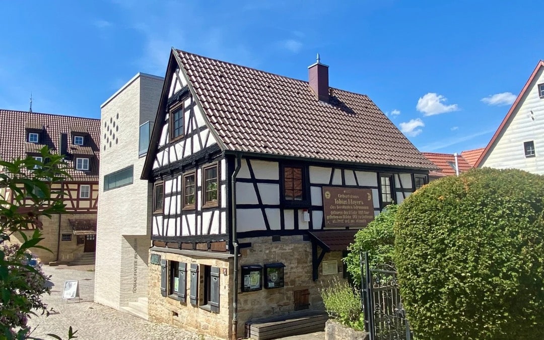 Marbach am Neckar, Tobias-Mayer-Museum - Fachwerkhaus mit dahinter liegendem modernem Anbau, in dem sich das Museum befindet.