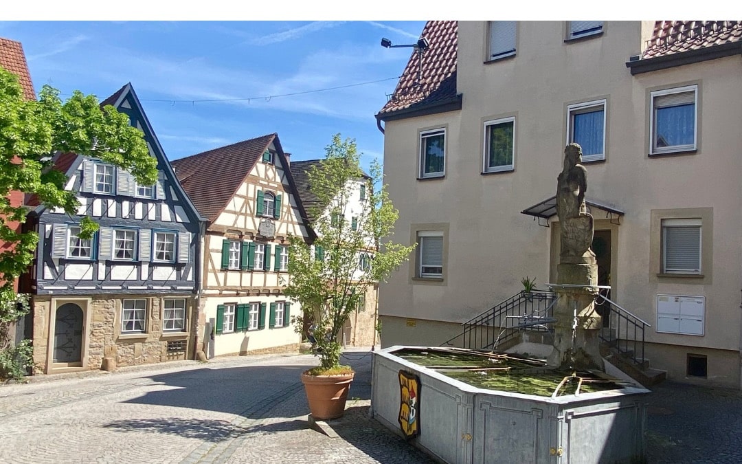 Marbach am Neckar - Wilder-Mann-Brunnen, auf der anderen Straßenseite drei Fachwerkhäuser - das mittlere ist Schillers Geburtshaus - angiestravelroutes.com
