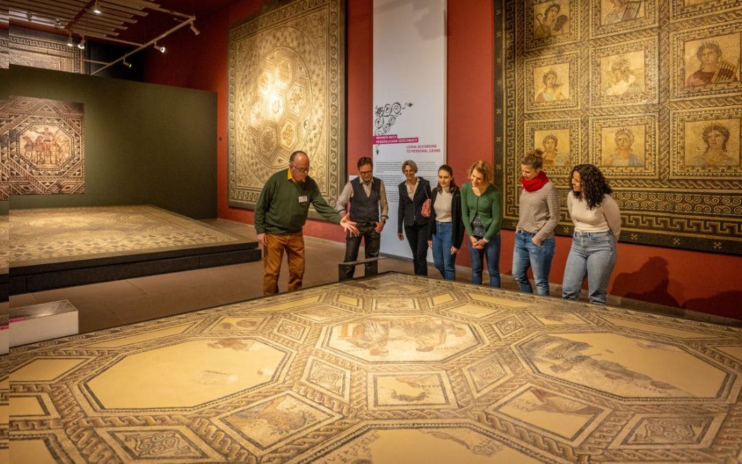 Rheinisches Landesmuseum Trier: A guide explains one of the floor mosaics to a group of visitors in the Mosaic Hall - ©Trier Tourismus und Marketing GmbH_Dominik Ketz