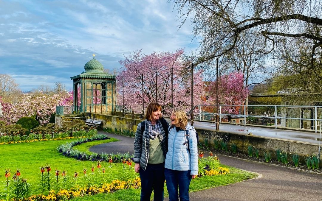 Magnolienblüte in der Wilhelma - meine Schwester und ich oberhalb des Maurischen Gartens - angiestravelroutes.com