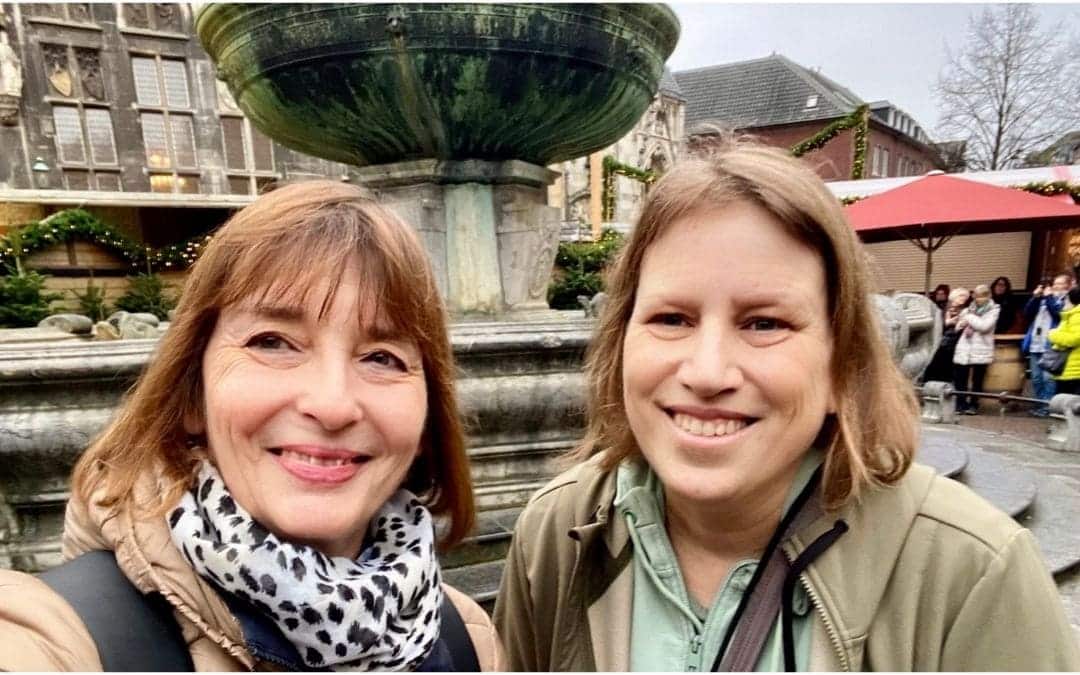 Anja Beckmann und ich vor dem Karlsbrunnen in Aachen - angiestravelroutes.com