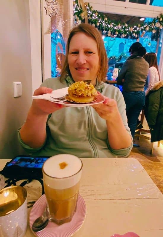 Anja Beckmann vom Reiseblog Travel on Toast - Isabella Glutenfreie Patisserie in Aachen - angiestravelroutes.com