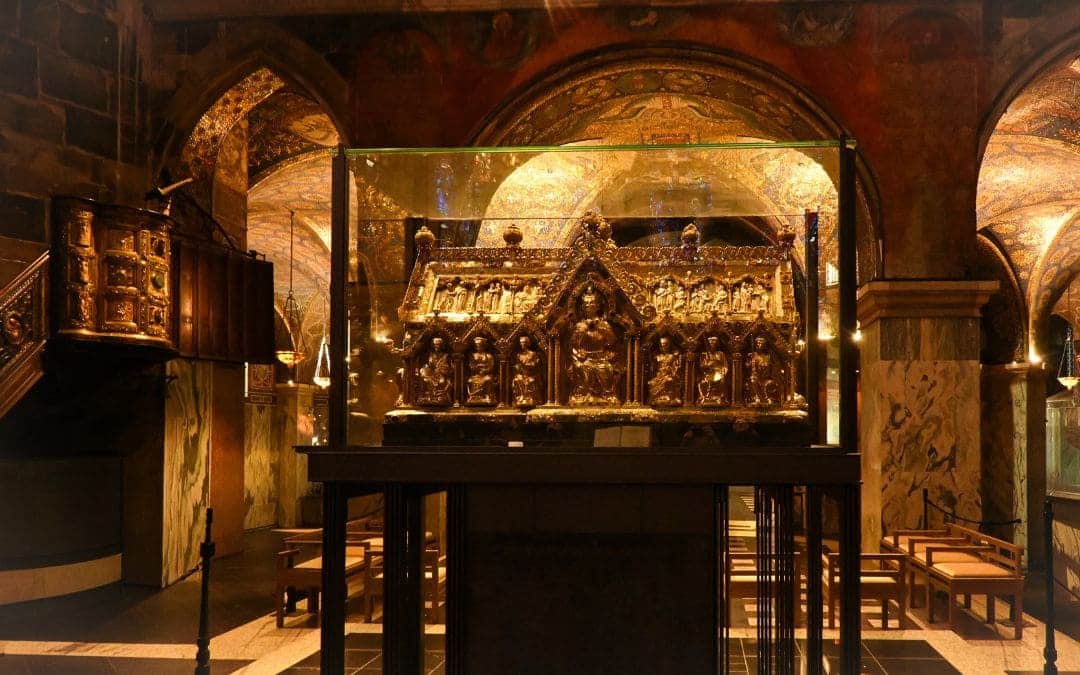 aachen cathedral-carls shrine Aachen Cathedral, Charles' Shrine - Side view of the golden shrine in a glass case - angiestravelroutes.com