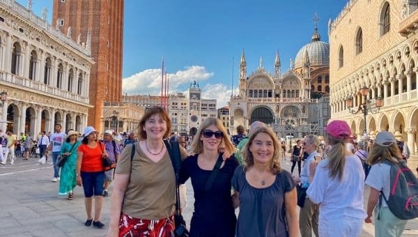 Meine Tochter, meine Schwester und ich auf dem Markusplatz in Venedig - angiestravelroutes.com