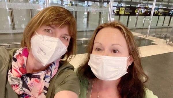 Paula und ich: Wiedersehen mit Mundschutz auf dem Flughafen von Las Palmas de Gran Canaria - angiestravelroutes.com