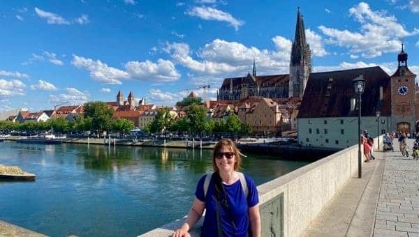 Auf der Steinernen Brücke in Regensburg - angiestravelroutes.com