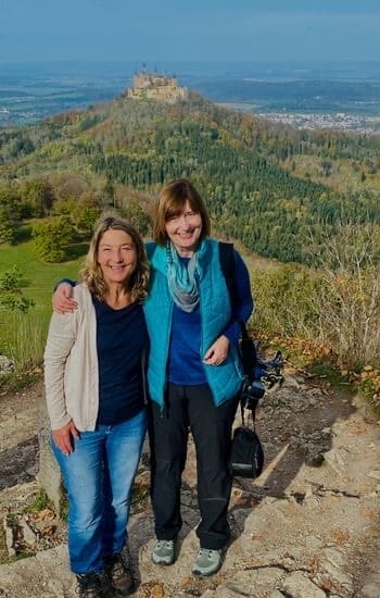 Meine Schwester und ich am Zeller Horn - schönster Blick auf die Burg Hohenzollern - angiestravelroutes.com