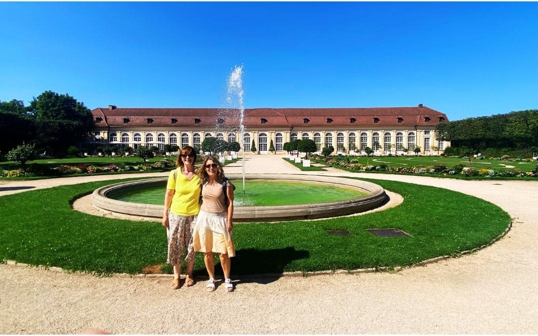 Mit meiner Schwester vor der Orangerie in Ansbach - angiestravelroutes.com