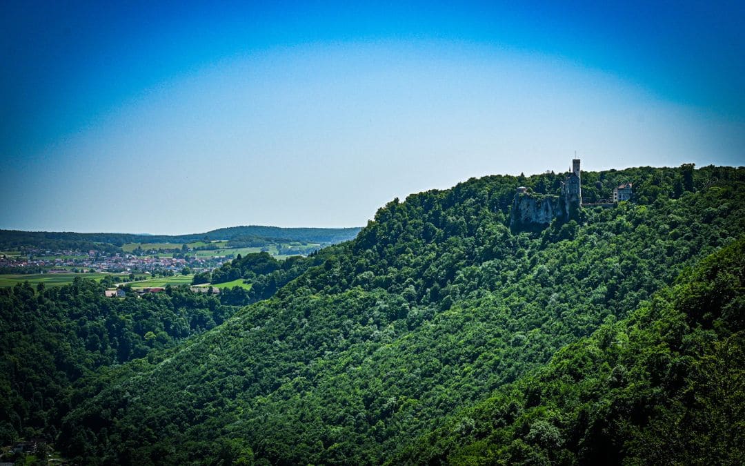 Aussichtspunkt Gießstein: Albpanorama mit Schloss Lichtenstein, das rechts hinten im Bild aus dem Wald ragt - angiestravelroutes.com