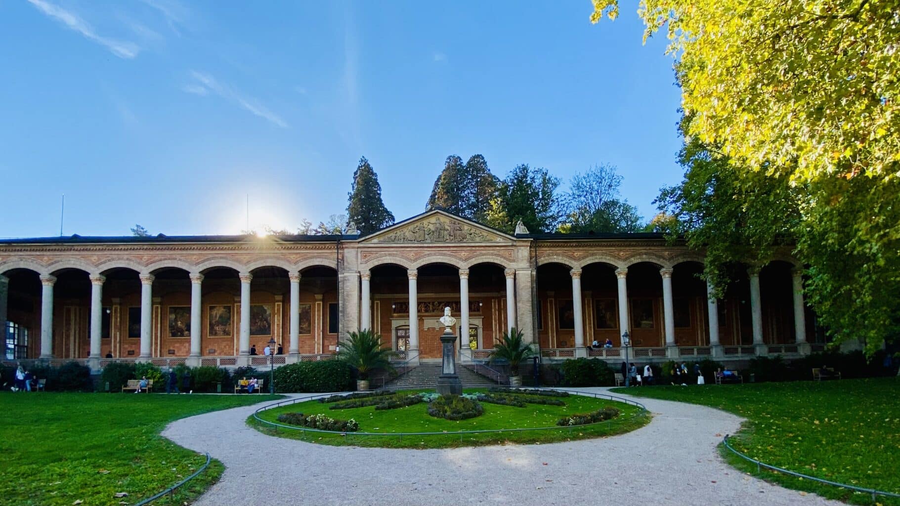 Baden-Baden, Trinkhalle - 16 korinthische Söulen stützen die offene Wandelhalle - angiestravelroutes-com