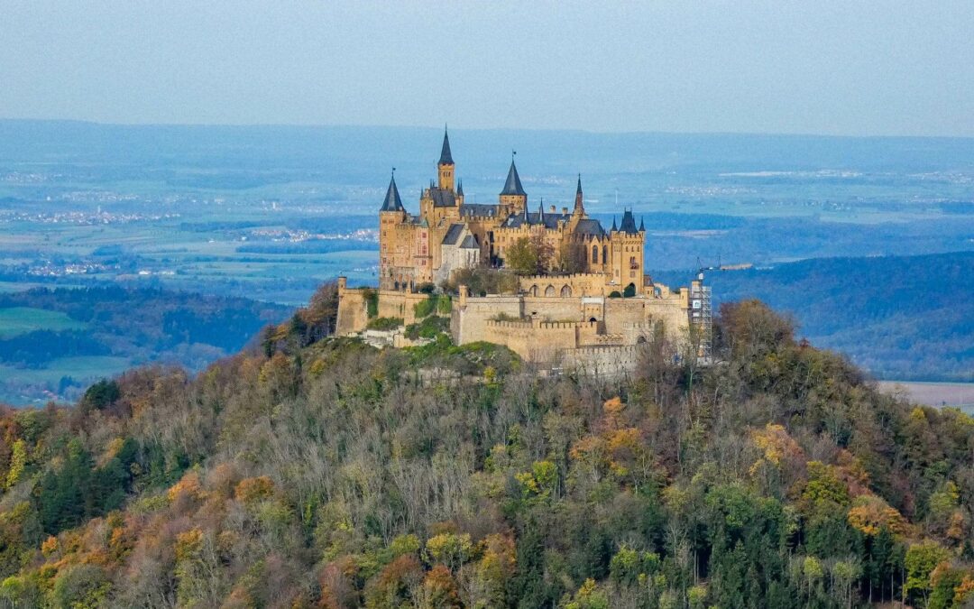 Burg Hohenzollern auf dem bewaldeten Bergkegel des Hohenzollern- fotografiert vom Aussichtspunkt Zeller Horn - Oktober 2022 - angiestravelroutes.com