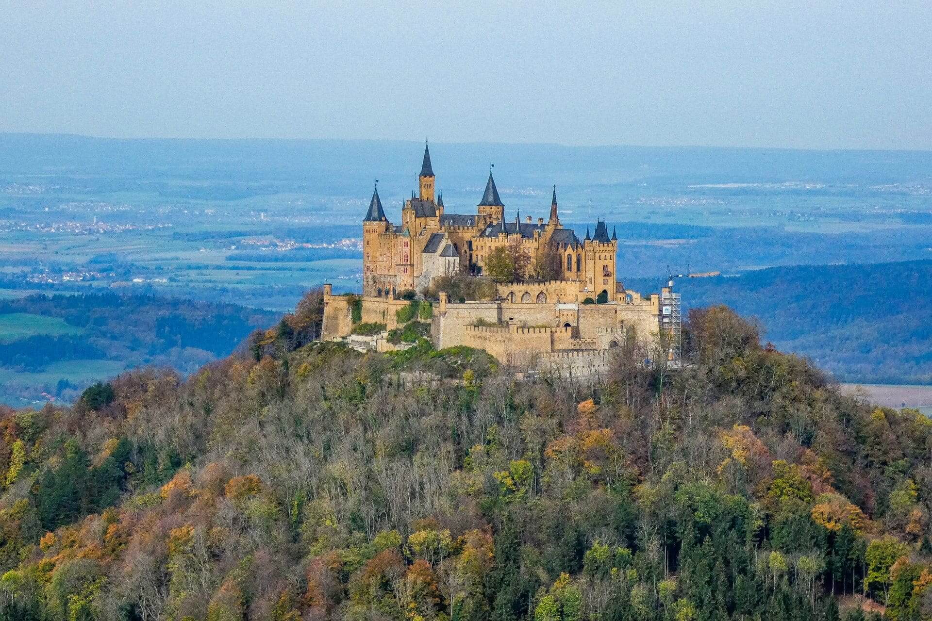 Burg Hohenzollern auf dem bewaldeten Bergkegel des Hohenzollern- fotografiert vom Aussichtspunkt Zeller Horn - Oktober 2022 - angiestravelroutes.com