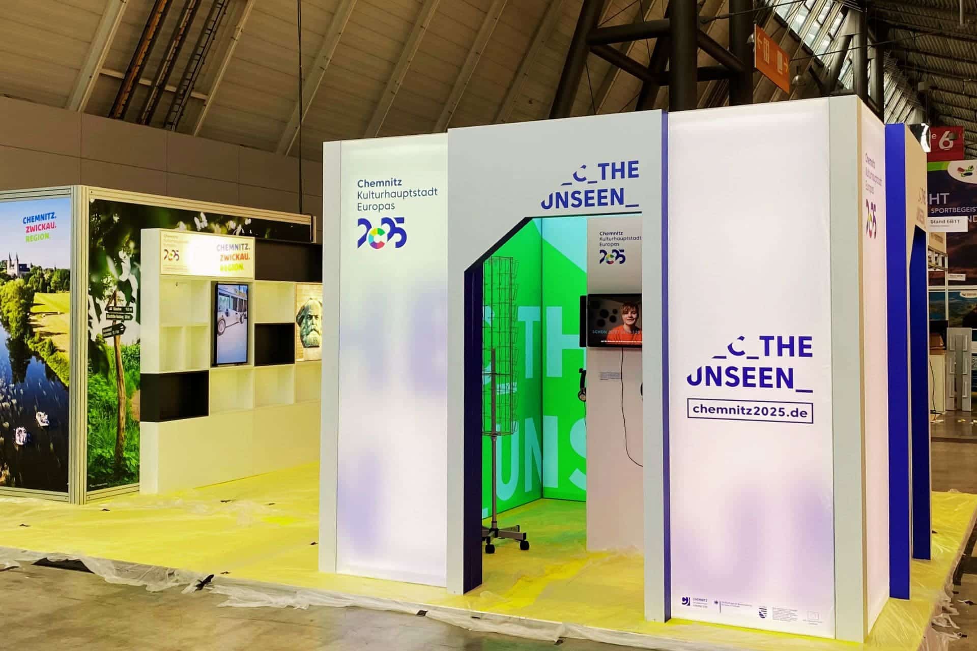 CMT Stuttgart 2025 - Messestand Chemnitz am Tag vor der Messeeröffnung - der Stand ist noch nicht ganz fertig aufgebaut - angiestravelroutes.com