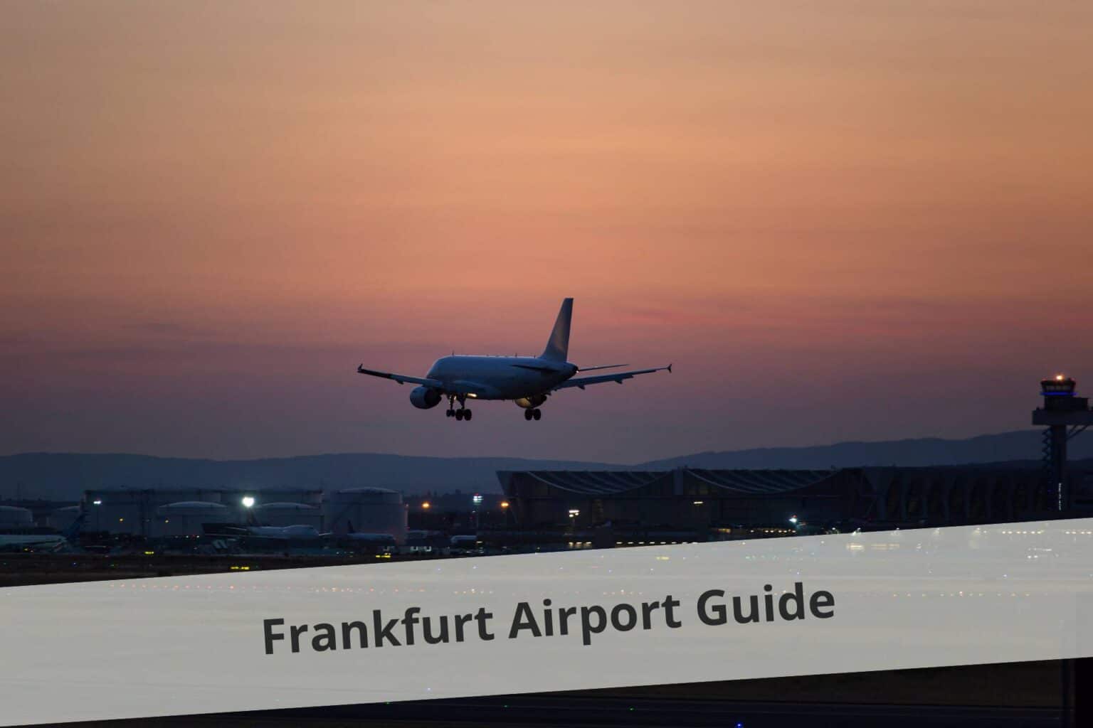 bb-Frankfurt Airport Guide: Flugzeug im Landeanflug auf den Frankfurter Flughafen bei Sonnenuntergang - © ollo@Getty Images Signature via canva.com