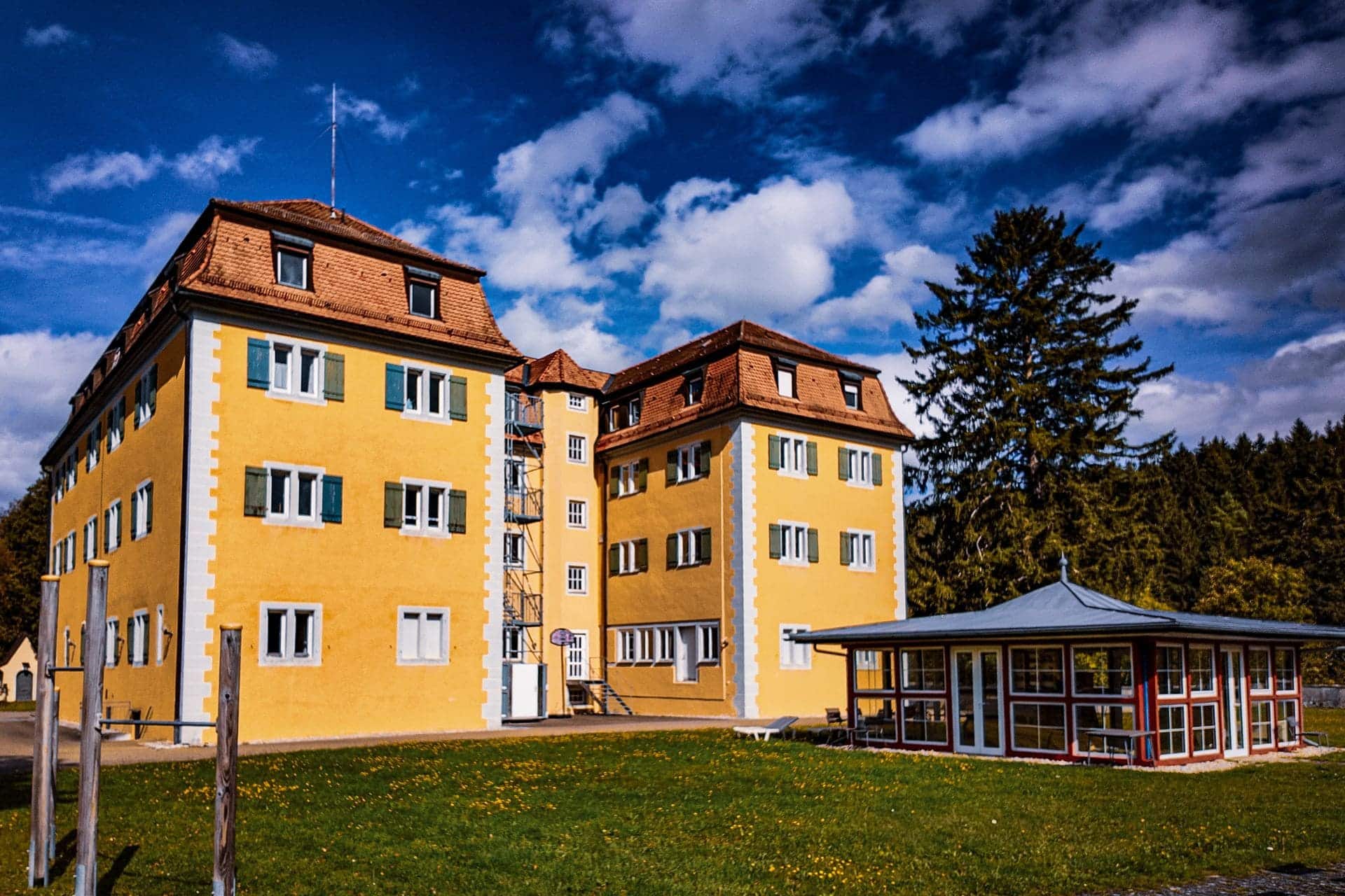 Schloss Grafeneck bei Gomadingen - Rückseite, mit dem Pavillon des Schlosscafés auf dem Rasen - angiestravelroutes.com